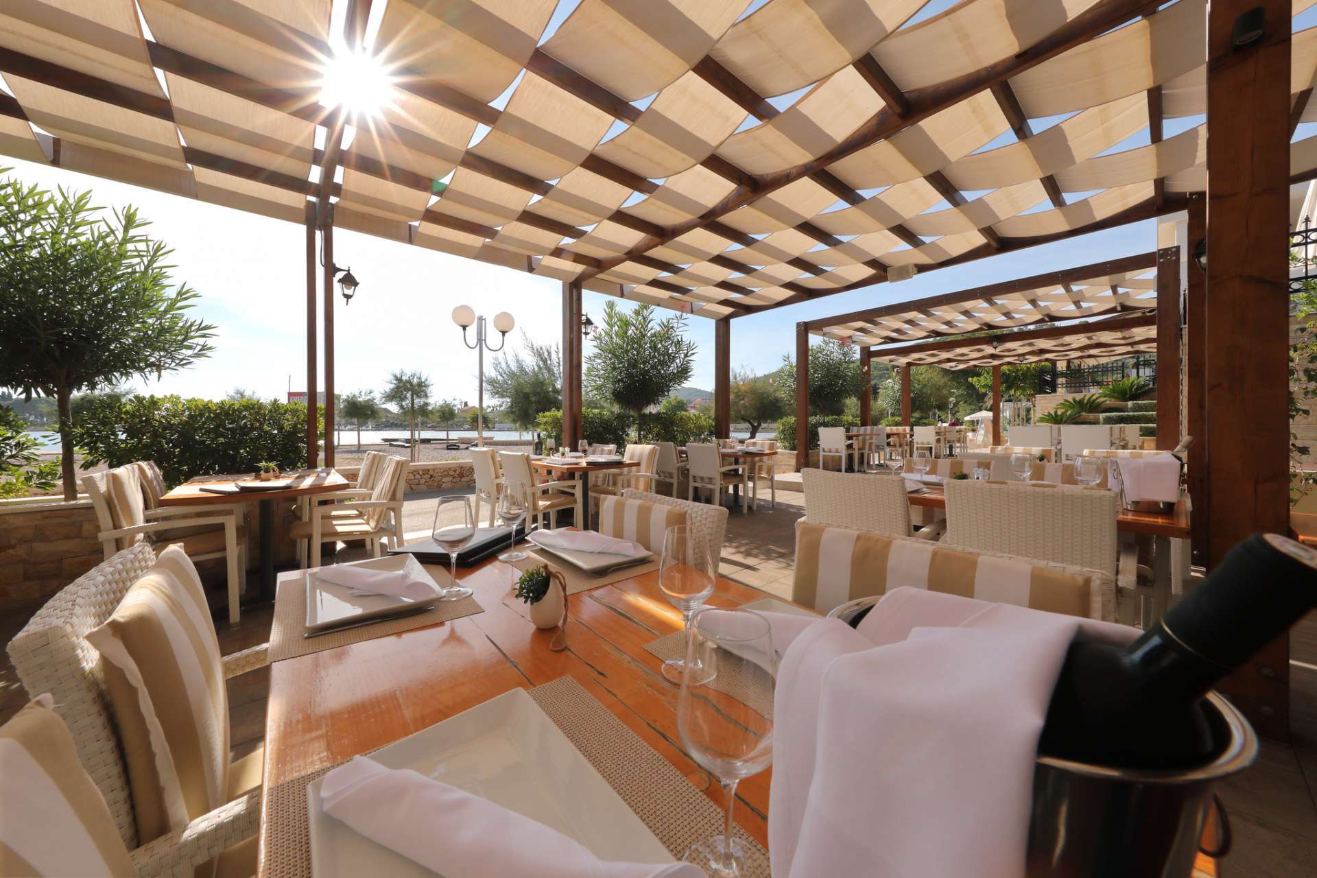 Restaurant & Bar