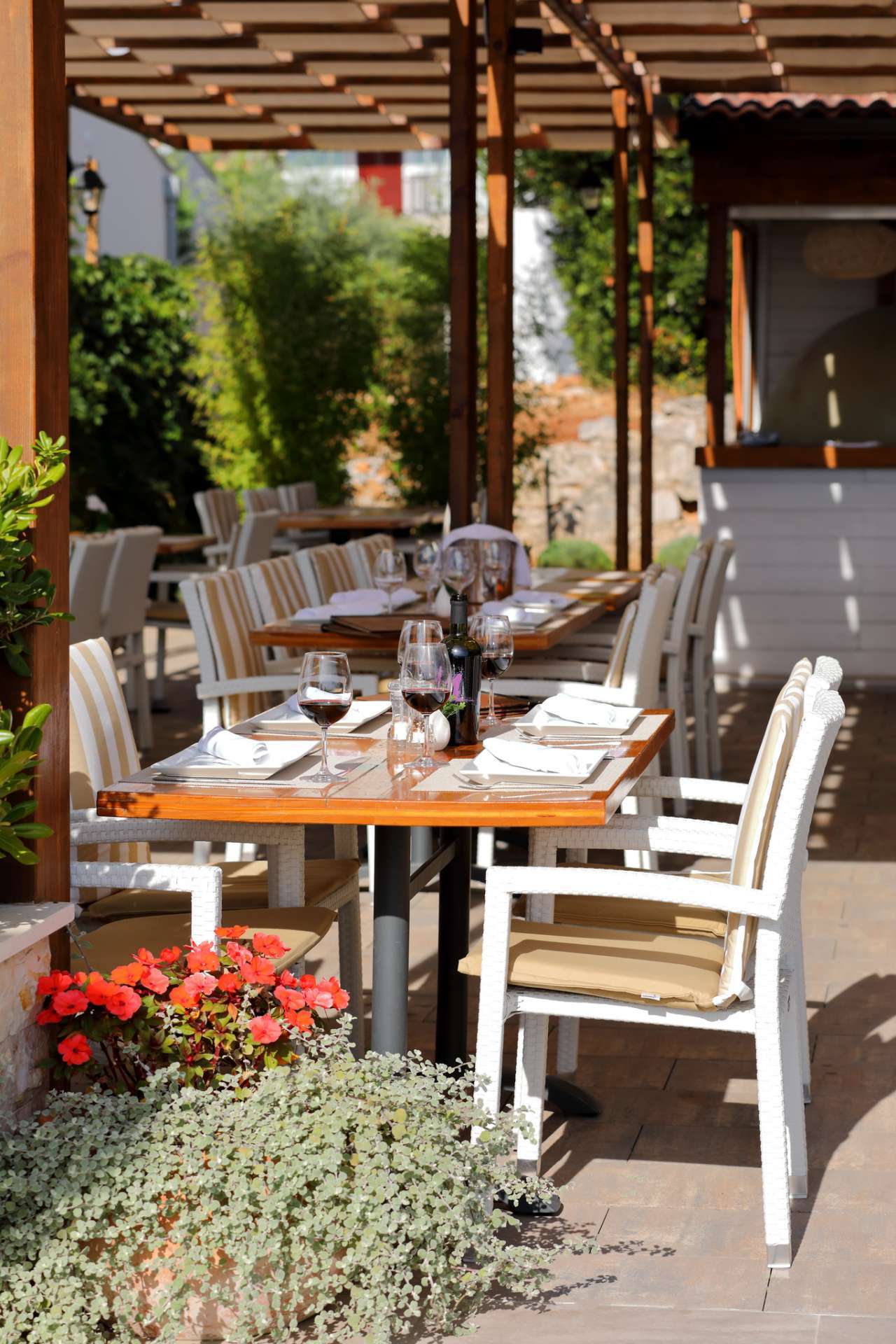 Restaurant & Bar